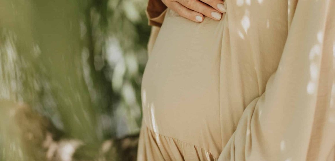Na jakie stylizacje warto postawić, by nikt nie pomylił ciążowego brzuszka z obżarstwem?