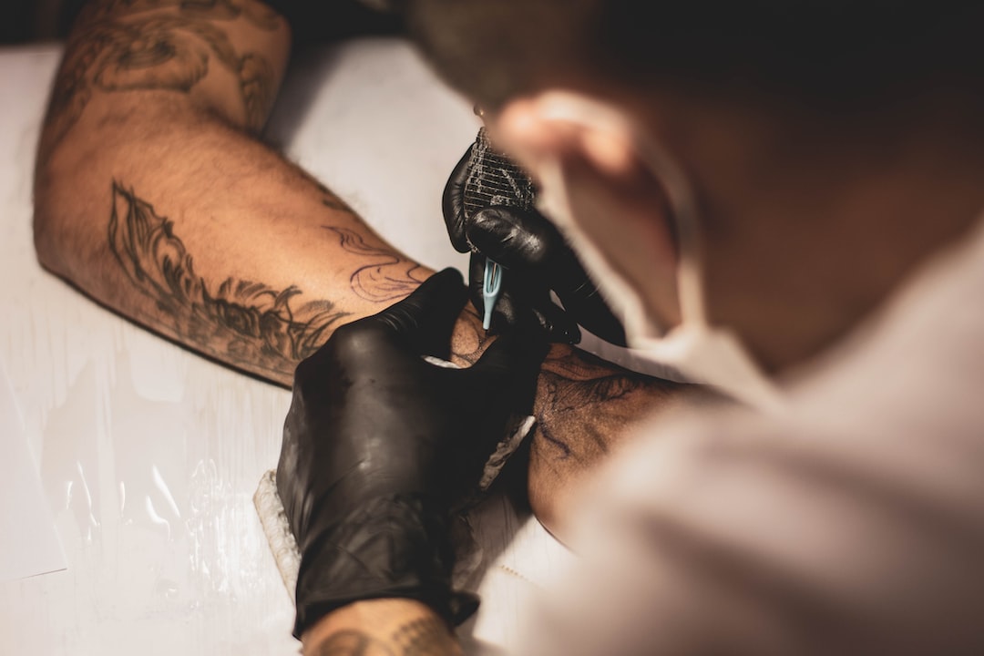 Poradnik na temat technik tatuażowania na bliznach przy użyciu różnych rodzajów igieł i grip tape