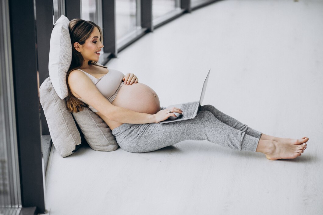 Wygodne i stylowe – dlaczego warto nosić spodnie dresowe podczas ciąży