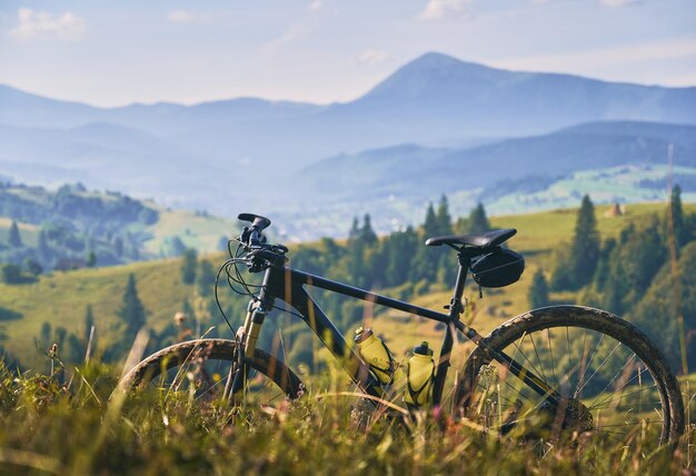 Jak wybrać idealny rower trekkingowy na długie wyprawy?