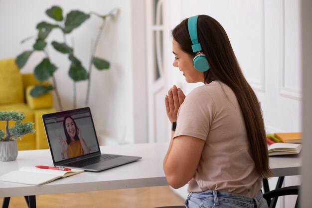 Jak sesje terapeutyczne online mogą wspierać równowagę między ciałem a duszą