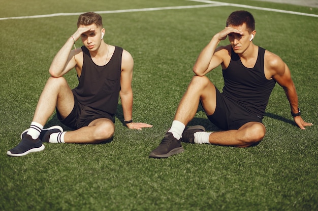 Jak wybrać idealną odzież sportową do gry w piłkę nożną?